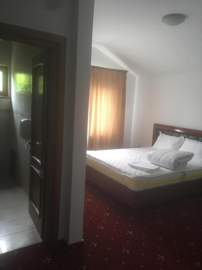 Hotel Ostrov คาลิมาเนช ภายนอก รูปภาพ