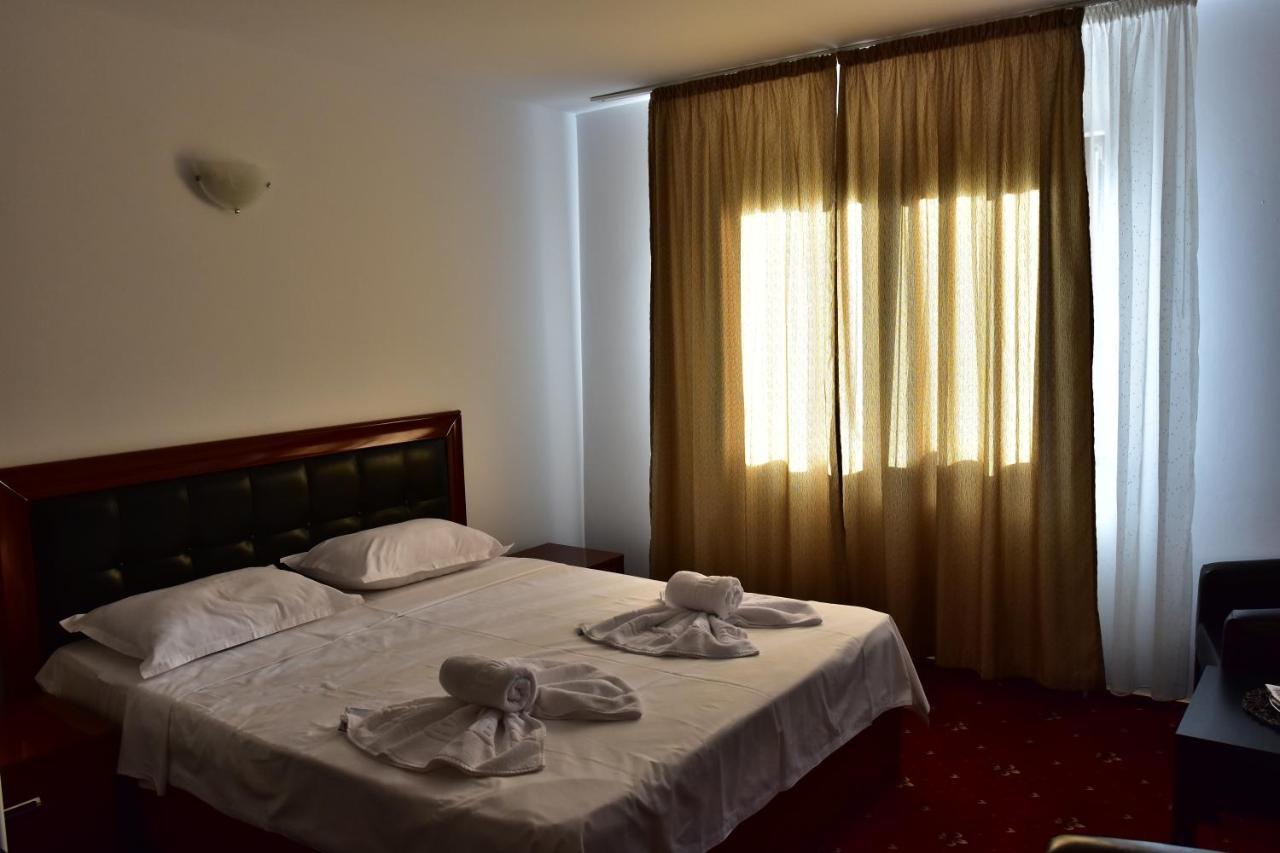 Hotel Ostrov คาลิมาเนช ภายนอก รูปภาพ