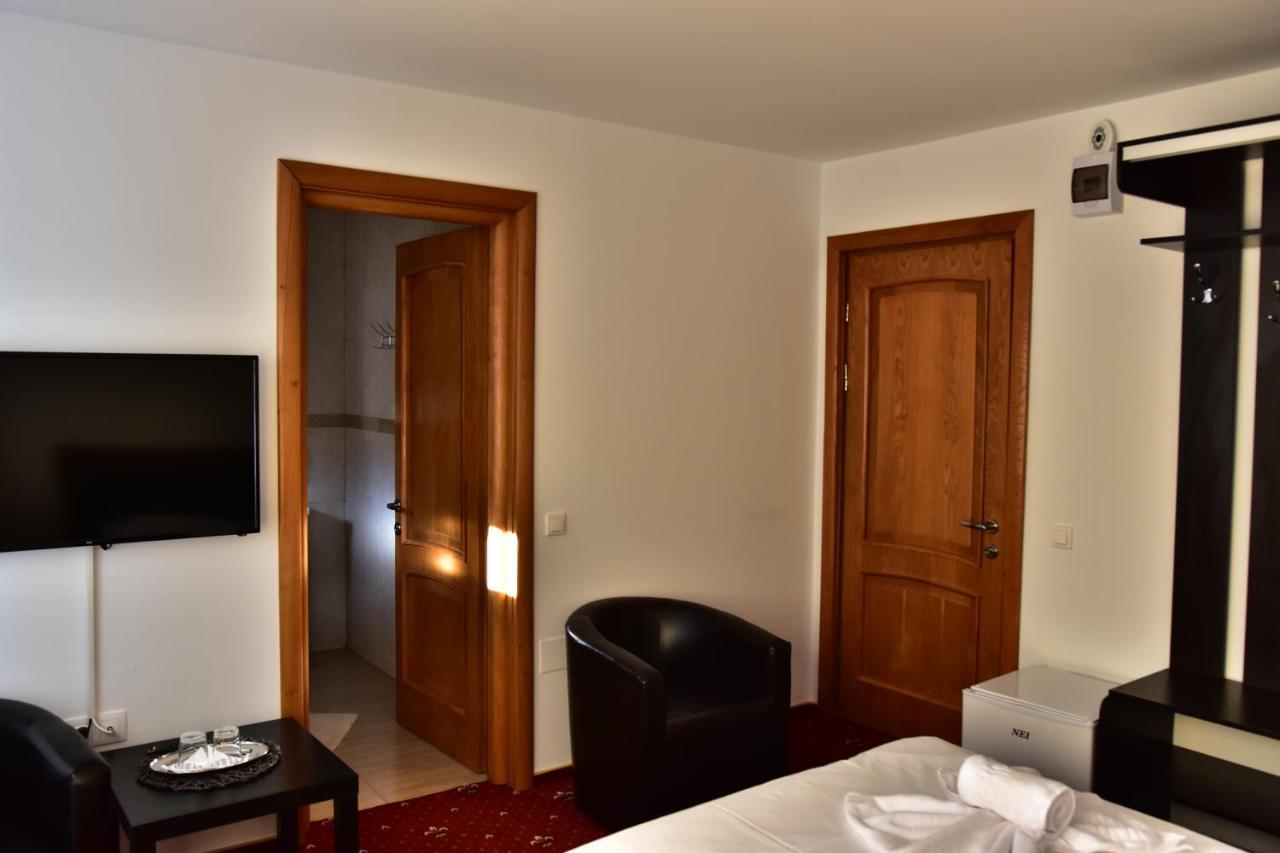 Hotel Ostrov คาลิมาเนช ภายนอก รูปภาพ